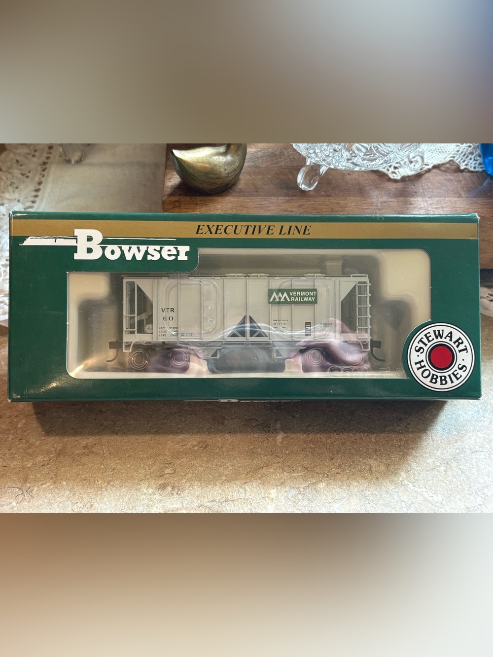 Bowser 40406 HO Scale Vermont Railway VTR #60 70 Ton Covered Hopper Boxed